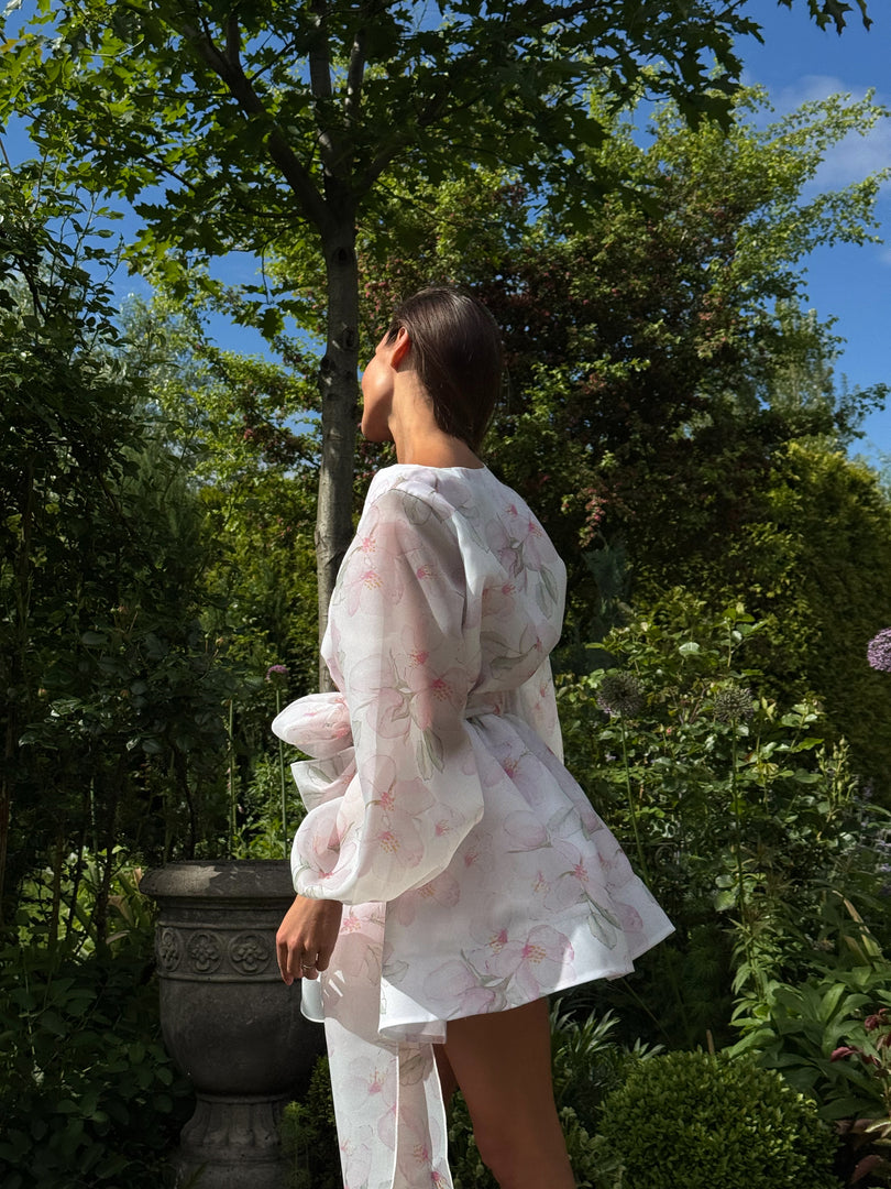 GĖLĖTA ORGANZOS SUKNELĖ SU KASPINU | PRE-ORDER
