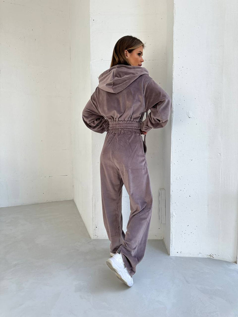 OVERSIZE VELIŪRINIS LAISVALAIKIO KOSTIUMĖLIS