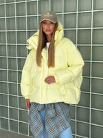 Įkelti vaizdą į galerijos peržiūrą, “OVERSIZE” PŪKINĖ STRIUKĖ
