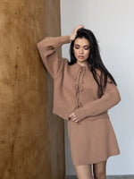 Įkelti vaizdą į galerijos peržiūrą, MEGZTAS KOSTIUMĖLIS SU SIJONU | PRE-ORDER
