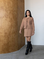 Įkelti vaizdą į galerijos peržiūrą, MEGZTAS KOSTIUMĖLIS SU SIJONU | PRE-ORDER
